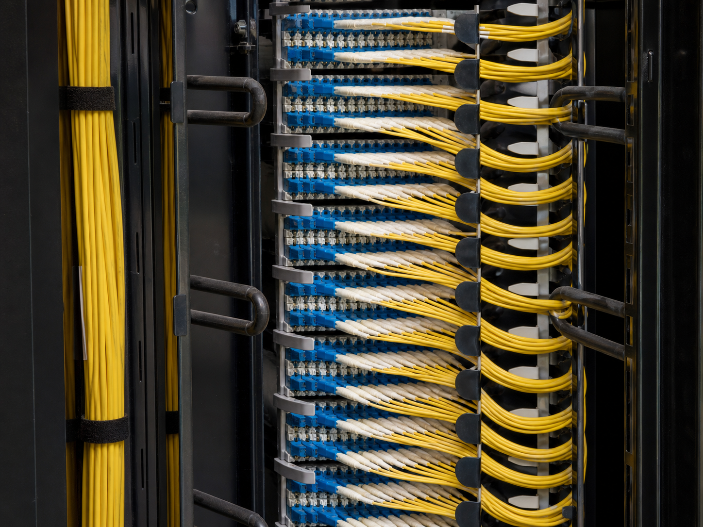 Yüksek yoğunluklu fiber dağıtım çerçevesi ve düzenli optik patch kabloları